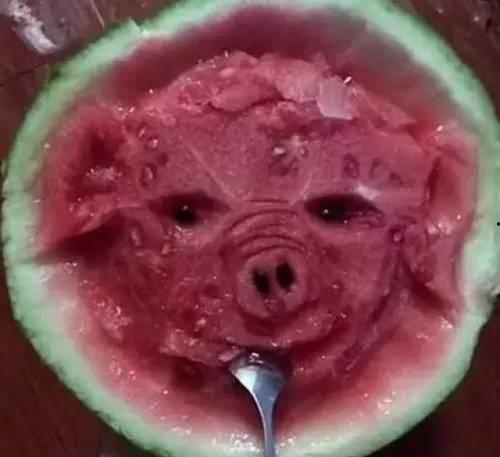 水晶哥吃瓜吃自己身上