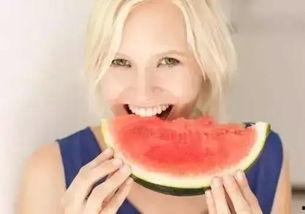 孕妇创意吃瓜照片,萌态十足萌化人心