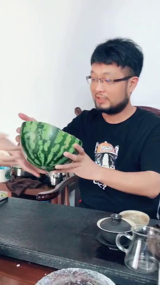 吃瓜bgm素材,跟随吃瓜bgm，解锁夏日清凉新姿势