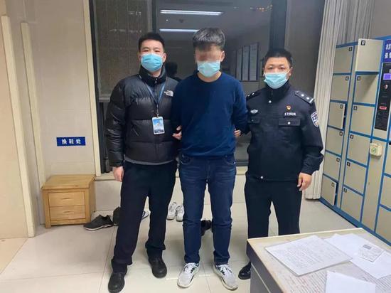 浦东民警吃瓜事件视频,警民互动背后的温情瞬间