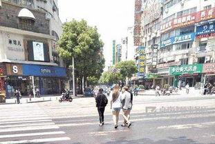 男子马路吃瓜,男子马路当众吃瓜，引发网友热议