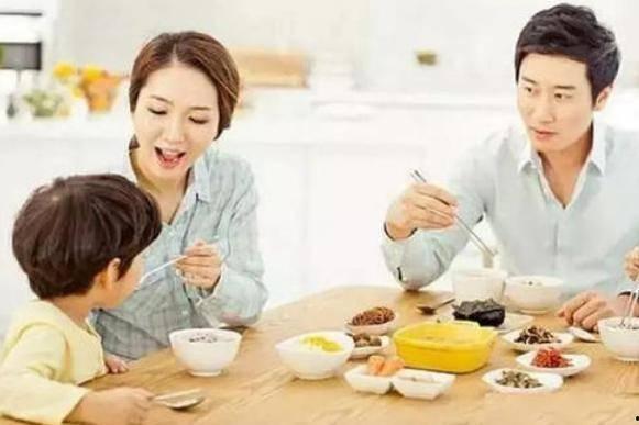 父母在家请人吃瓜,父母家中欢聚一堂的温馨时刻